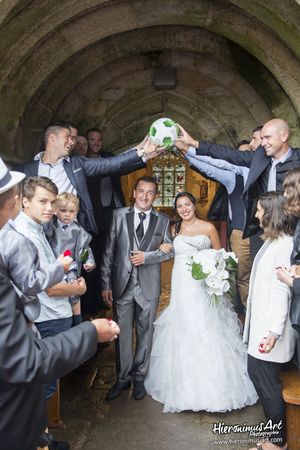 La sortie des heureux maries Chapelle Finistere